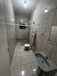 een badkamer met een douche, een toilet en een wastafel bij Residencial Parque Santa Bárbara in Campinas +10 foto's