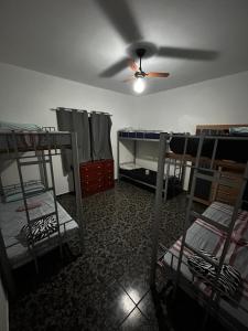 een kamer met 3 stapelbedden en een plafondventilator bij Residencial Parque Santa Bárbara in Campinas