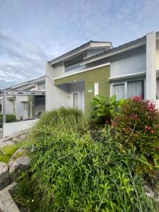 una casa con delle piante davanti di SleepOver BDI2 a Wonosobo