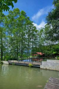 een waterlichaam met bomen op de achtergrond bij Vila Kuntum Bogor in Ciawi