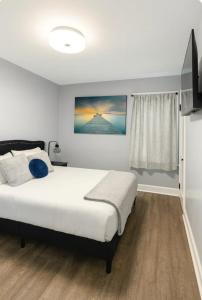 Postel nebo postele na pokoji v ubytování Spacious Three Bedroom Parma Home Sleeps six Near Cleveland