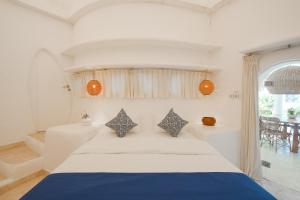 En eller flere senge i et værelse på Mosaic Villa Sanur + 51 billeder