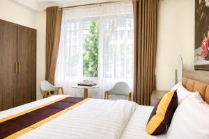 ein Hotelzimmer mit einem Bett und einem Fenster in der Unterkunft Phương Anh Villa 3 in Bắc Ninh