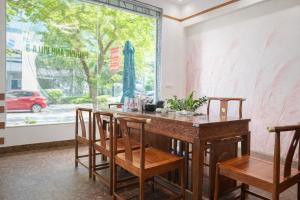 ein Esszimmer mit einem Holztisch und Stühlen in der Unterkunft Phương Anh Villa 3 in Bắc Ninh