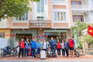eine Gruppe von Menschen steht vor einem Gebäude in der Unterkunft Phương Anh Villa 3 in Bắc Ninh