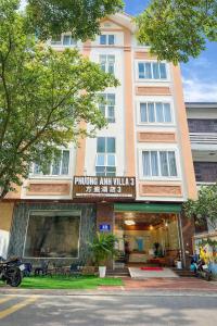 ein Gebäude mit einem Schild, auf dem „Dorf für Pumparm“ steht in der Unterkunft Phương Anh Villa 3 in Bắc Ninh