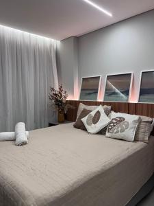 ein Schlafzimmer mit einem großen Bett mit Kissen darauf in der Unterkunft Rooftop com vista para o mar in Fortaleza + 11 Fotos