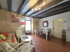 Kuchyň nebo kuchyňský kout v ubytování Maison de campagne avec WiFi et parking pour 5 personnes - FR-1-616-125