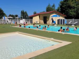 Swimmingpoolen hos eller tæt på Chalet avec Terrasse, 3 Chambres, 8 Personnes - API-1-52-376