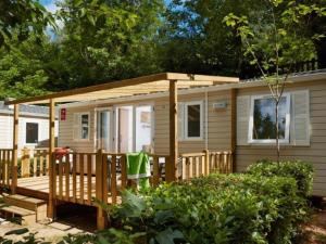 Bygningen som campingpladsen ligger i