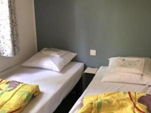 Ein Bett oder Betten in einem Zimmer der Unterkunft Mobil-home confortable avec terrasse à Saint-Gérons - API-1-52-1315