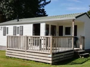 a screened in porch on a tiny house at Mobil-home confortable avec terrasse à La Couarde - API-1-52-1305 in Saint-Nicolas des Eaux