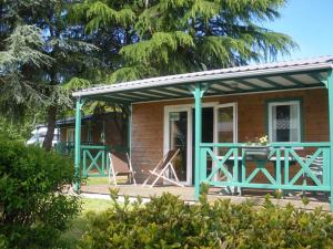 een huis met stoelen en een tafel ervoor bij Chalet avec Terrasse pour 4 Pers. - API-1-52-1306 in Saint-Nicolas