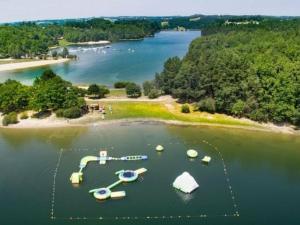 eine Luftaufnahme einer kleinen Insel im Wasser in der Unterkunft Mobil-home 35m² avec Terrasse - Saint-Gérons - API-1-52-1314 in Saint-Étienne-Cantalès
