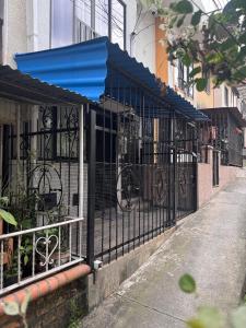 Το κτήριο όπου στεγάζεται  το διαμέρισμα