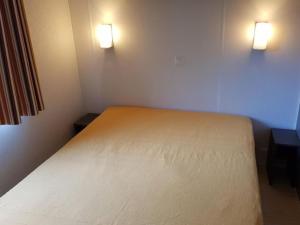 En eller flere senge i et værelse på Mobil home - Terrasse à Bieuzy - API-1-52-1304