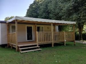 Bygningen som campingpladsen ligger i