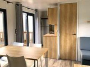 Køkken eller tekøkken på Mobil-home 6 pers. - Terrasse au Camping Saint-Gérons - API-1-52-1317