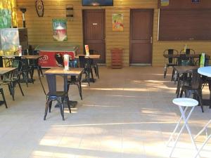 En restaurant eller et andet spisested på Mobil-home 6 pers. - Terrasse au Camping Saint-Gérons - API-1-52-1317