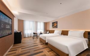 Postel nebo postele na pokoji v ubytování Mehood Lestie, Qingdao May Fourth Square MixC + 29 fotografií