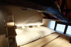 een slaapkamer met een bed met een vis aan het plafond bij The 曜 Terrace in Hirado