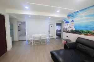 een woonkamer met een bank en een tafel bij Sea Keelung in Keelung