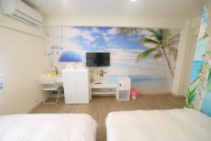 een slaapkamer met een muurschildering van een palmboom bij Sea Keelung in Keelung