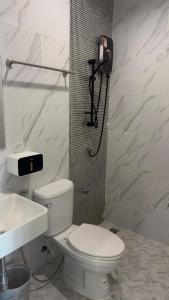 une salle de bain avec une douche avec des toilettes et un lavabo dans l'établissement Airport Stay Phuket Zz, à Nai Yang Beach 4 autres photos