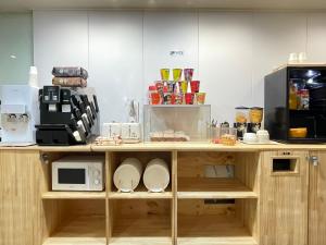 una cucina con bancone, forno a microonde e bancone sidx sidx. di Nampo MGM Hotel a Busan