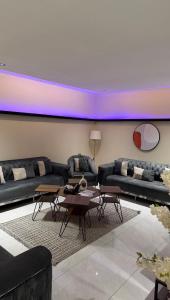 een woonkamer met banken en tafels in een kamer bij شاليهات لورين الفندقية in Taif