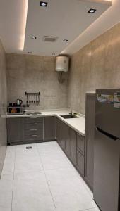 een keuken met een spoelbak en een aanrechtblad bij شاليهات لورين الفندقية in Taif +5 foto's