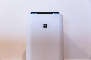 Hotel 21 في كوساتسو: ثلاجة بيضاء تقف بجوار جدار