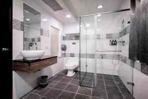 Et badeværelse på Holland Village Motel