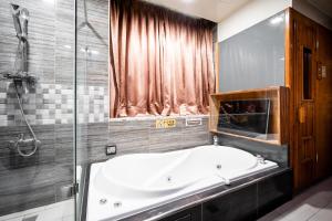 Et badeværelse på Holland Village Motel