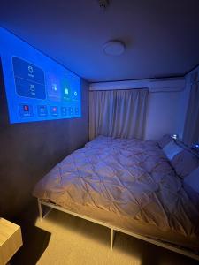 a bedroom with a bed in a blue room at 最大10名 源泉掛け流し露天風呂付き一棟貸しNagasima Private Villa in Genroku