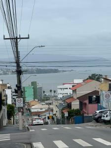 eine Stadtstraße mit auf der Straße geparkt in der Unterkunft Pousada próximo ao hospital regional in São José