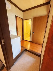 een lege kamer met een kast en een deur naar de badkamer bij 雪场缆车站旁-START HOUSE PIAA-Ski IN Ski OUT in Minami Uonuma