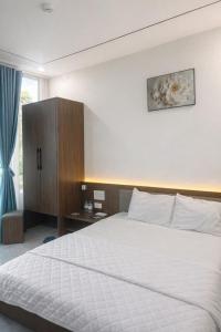 a bedroom with a large white bed and a window at 72M Hotel Visip in Vinh +14 photos