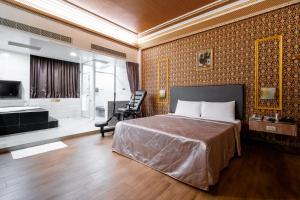 En eller flere senge i et værelse på Holland Village Motel