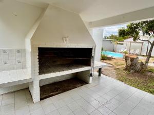 un camino vuoto in un patio con piscina di Coralma a La Floresta