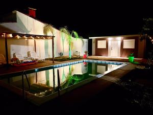 una piscina davanti a una casa di notte di Coralma a La Floresta Altre 50 foto