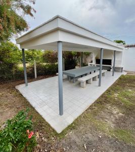 un padiglione con tavolo da picnic in un parco di Coralma a La Floresta