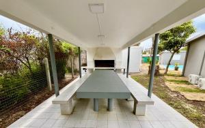 un tavolo da picnic nel mezzo di un patio di Coralma a La Floresta