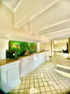 een persoon aan een balie in een lobby bij Condomínio Four Seasons Residence Service in Rio de Janeiro +89 foto's