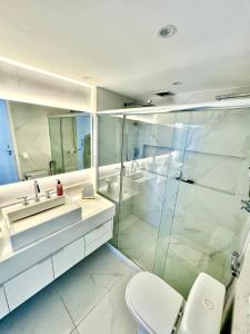een badkamer met een douche, een toilet en een wastafel bij Condomínio Four Seasons Residence Service in Rio de Janeiro