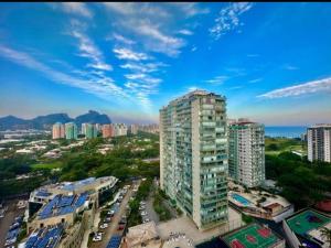 een luchtfoto van een stad met gebouwen en de oceaan bij Condomínio Four Seasons Residence Service in Rio de Janeiro