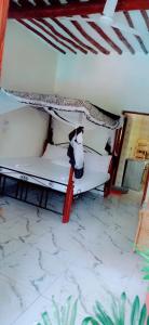 En eller flere senge i et værelse på Diani Manyata Resorts Apartments