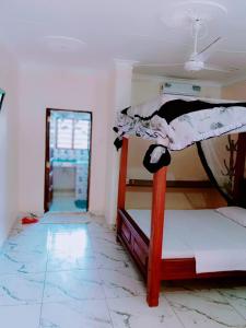 En eller flere senge i et værelse på Diani Manyata Resorts Apartments