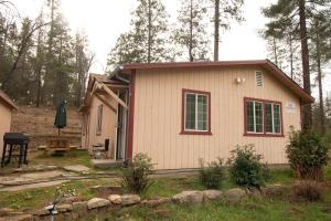 a small house in a yard with a table at Yosemite Gateway home in Groveland in Groveland
