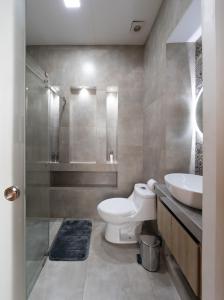 een badkamer met toilet en wastafel bij Lumina Ste Presidencial in Cuenca